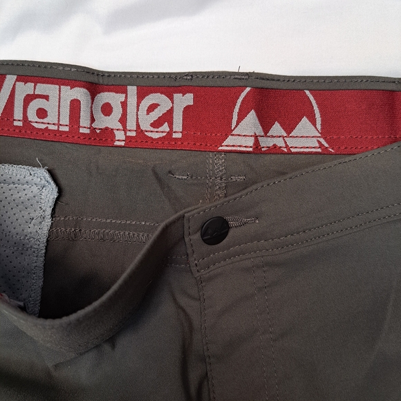 New Wrangler Men's Gray Cargo Shorts With Flex Elastic Waistband Size 42 - Picture 3 of 5